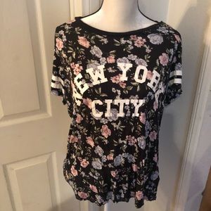 Loose fit flowery blouse. Medium